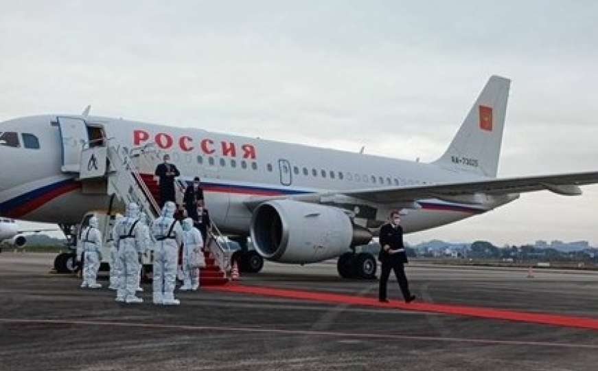 Lavrov stigao u Kinu, dočekali ga kineski zdravstveni dužnosnici u zaštitnom odijelu