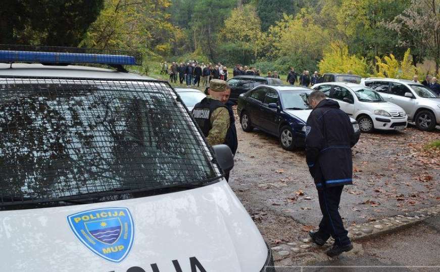 Razbojništvo u Hercegovini: Prijeteći nožem radnici, oteo novac 