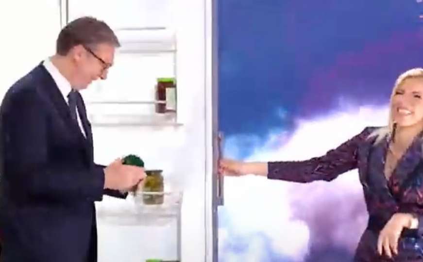 Vučić u emisiji izašao iz frižidera s teglom krastavica