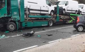 Teška nesreća u BiH: Sudarili se kamion i automobil 