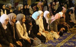 Brojni vjernici klanjali prvu teraviju u Begovoj džamiji