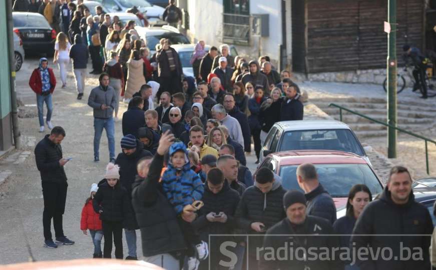 Ogromne gužve u Sarajevu za prve ramazanske somune 