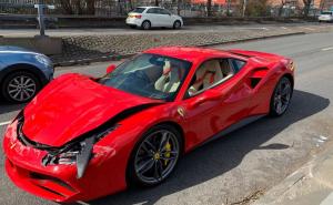 Kupio Ferrarija, pa ga slupao tri kilometra od salona