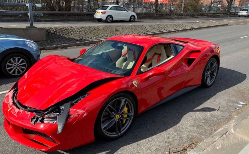 Kupio Ferrarija, pa ga slupao tri kilometra od salona