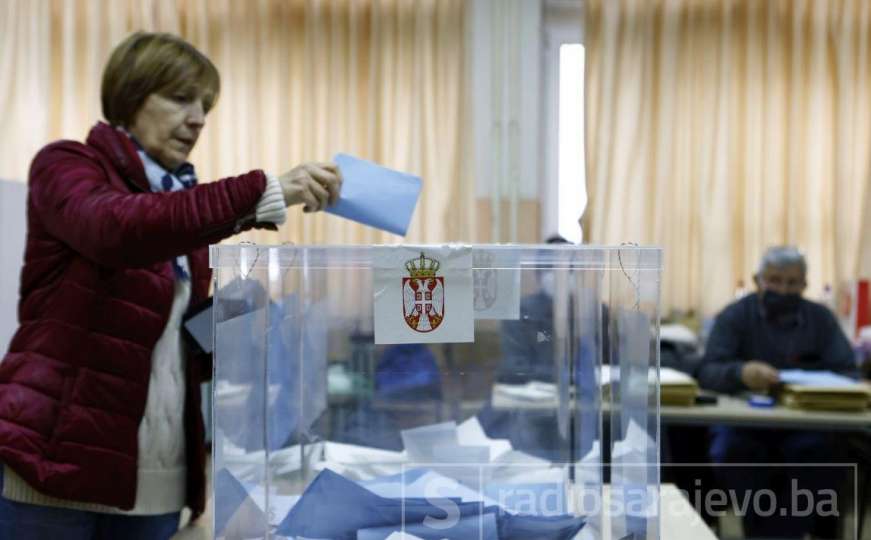 Srbija: Izbori u sjeni incidenata - razbijale se glasačke kutije, udarala auta 