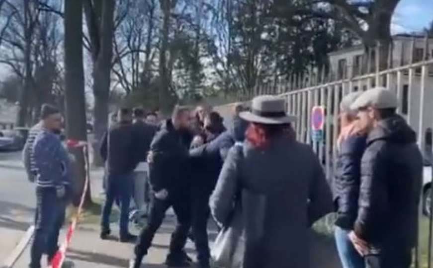Srbijanci se potukli u Berlinu ispred ambasade, intervenirala i policija