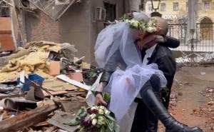Harkov se opire i živi: Ukrajinski par nakon vjenčanja, fotografije u ruševinama