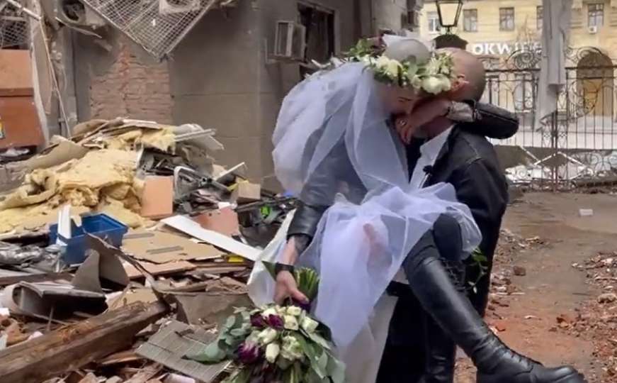 Harkov se opire i živi: Ukrajinski par nakon vjenčanja, fotografije u ruševinama