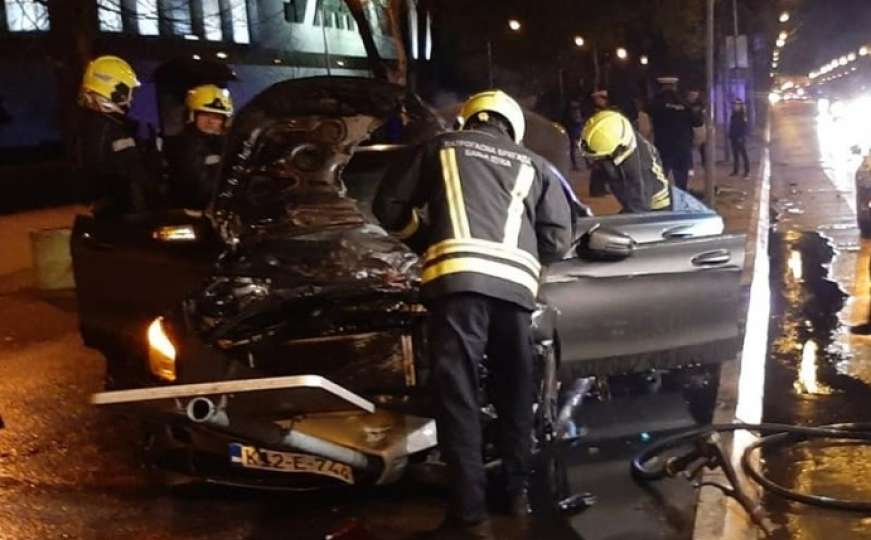 Nova nesreća na bh. cestama: Mercedes planuo poslije sudara