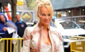 Pamela Anderson oduševila izgledom, ali svi pričaju o njenim obrvama