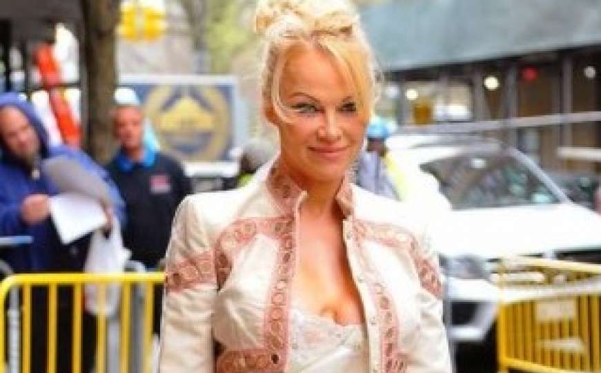 Pamela Anderson oduševila izgledom, ali svi pričaju o njenim obrvama