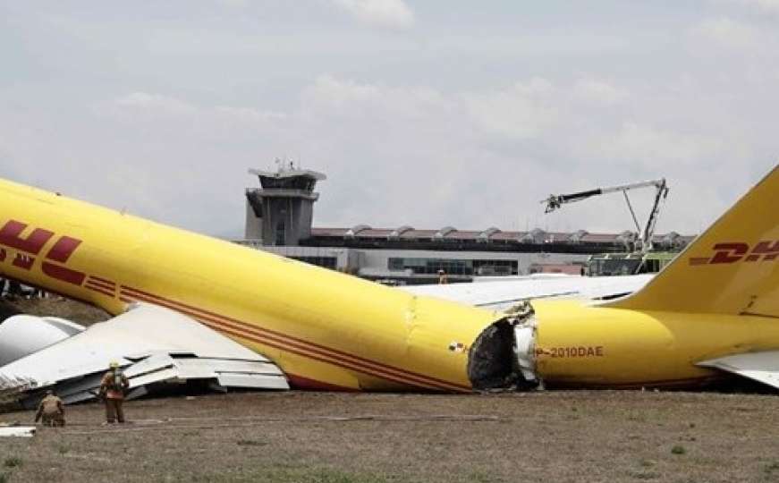 Avion se prepolovio tokom prisilnog slijetanja