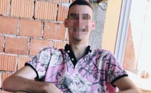 Ovo je mladić iz Čačka, osumnjičen za ubistvo majke, oca i dede 