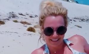 Britney šokirala snimkom: Uvija se u toplesu na plaži 