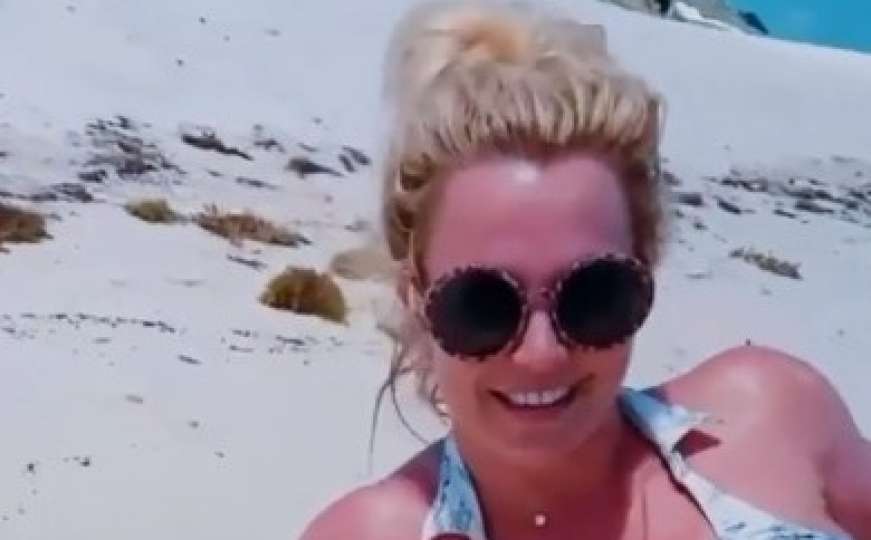 Britney šokirala snimkom: Uvija se u toplesu na plaži 