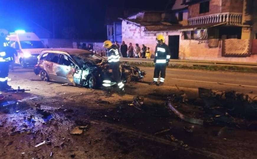 Teška saobraćajna nesreća u BiH: Vatrogasci spašavaju povrijeđene