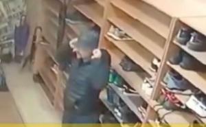 Pogledajte kako muškarac krade patike ispred džamije u Sarajevu