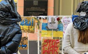 Žene opkolile rusku ambasadu u Estoniji: "Vreće, krv i svezane ruke"