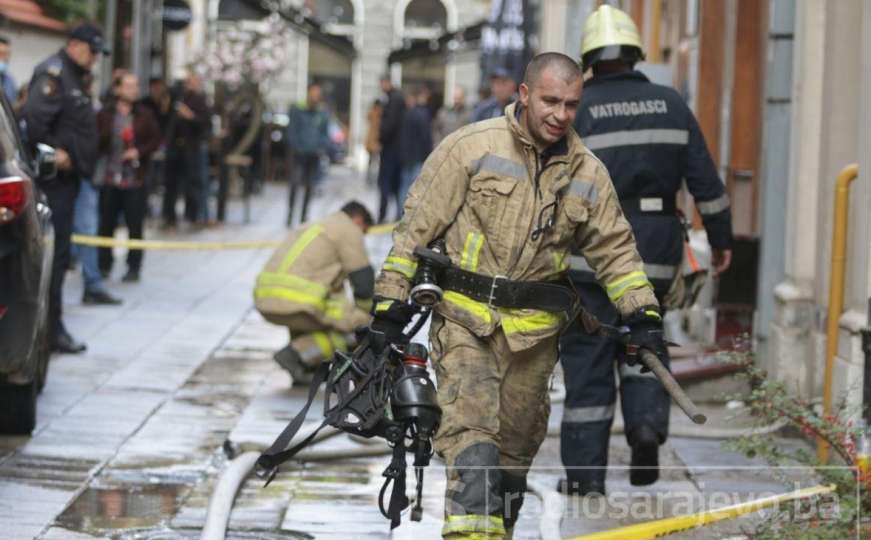 Požar u Švrakinom Selu: Gasilo ga 11 vatrogasaca, stanari evakuisani