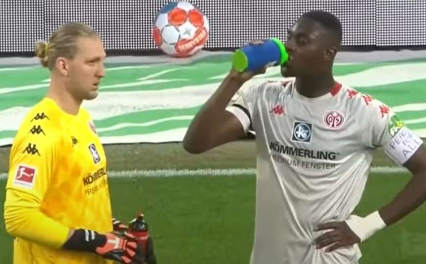 Utakmica Bundeslige prvi put prekinuta da bi fudbaler iftario