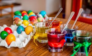 Sjajni trikovi za farbanje uskršnjih jaja