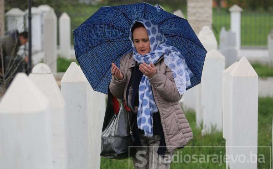 Suze i kiša danas nad Ahmićima: Porodice obilaze mezarje