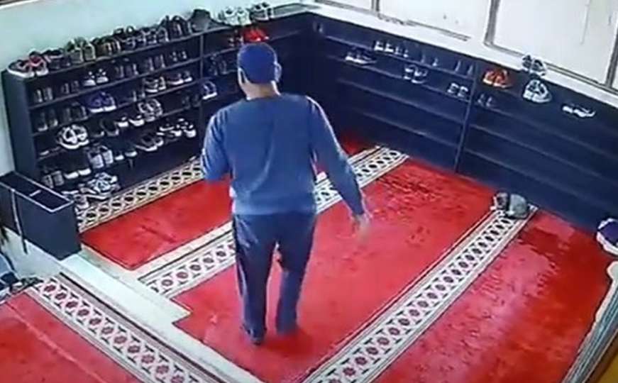 Pogledajte kako muškarac krade obuću u džamiji na Dobrinji