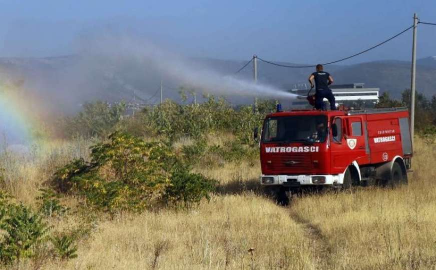 Razbuktala se vatra: U gašenju požara u BiH povrijeđen vatrogasac 