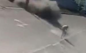 Snimak čuda u Harkovu: Gospođa s vrećicom prelazila cestu. U sekundi je nastao pakao