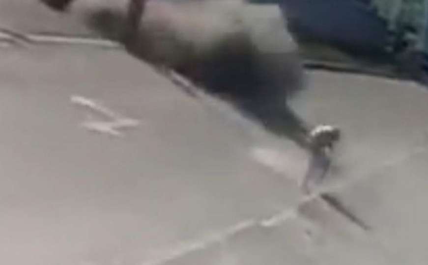 Snimak čuda u Harkovu: Gospođa s vrećicom prelazila cestu. U sekundi je nastao pakao