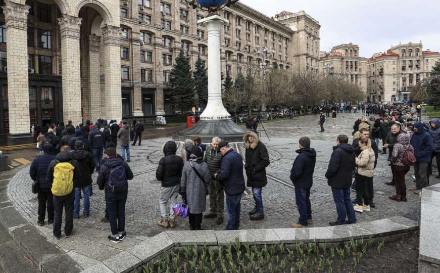 Stanovnici Kijeva u redovima čekaju da kupe ratne poštanske markice