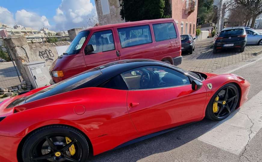 Građani ljuti: Ima Ferrari od pola miliona KM, a nema za parking
