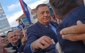 Dodik dijeli pare na skupu u Banjoj Luci, u pjesmi se spominje i Schmidt