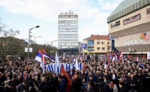 Pojavio se transparent s likom zločinca Mladića, brzo je uklonjen 