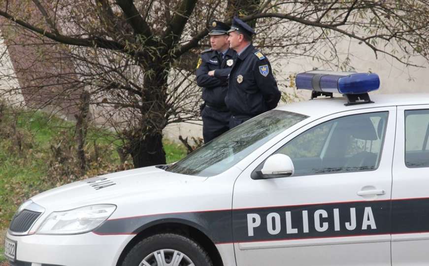 Slučaj u BiH: Ugledao policiju pa kroz prozor vozila bacao pare i drogu 
