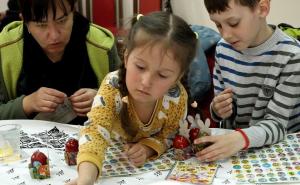 Djeca iz Ukrajine ukrašavala uskršnja jaja u vranjskom Sabornom hramu 