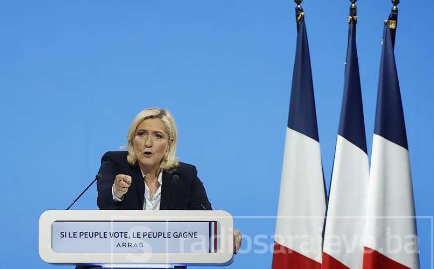 Ko je Marine Le Pen: Želi zabraniti hidžab, podržavala Putina, oca izbacila iz stranke