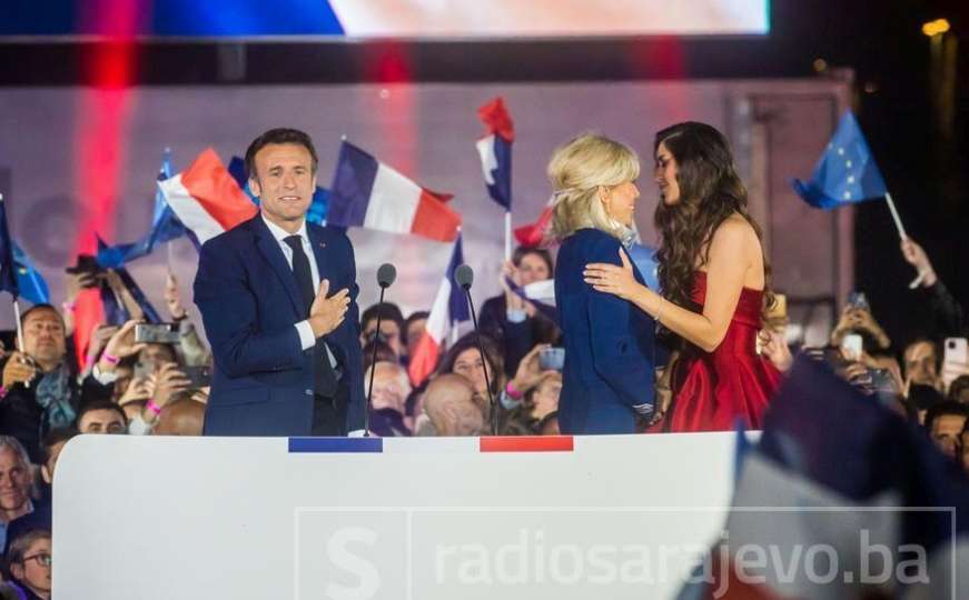 Ko je Farrah kojoj je Macron sinoć poljubio ruku