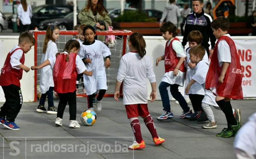 Festivalsko raspoloženje mališana u Sarajevu uoči Europskog prvenstva