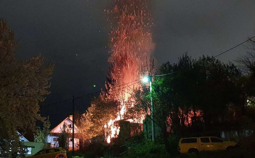 Požar u Sarajevu: Planula kuća, na terenu vatrogasci
