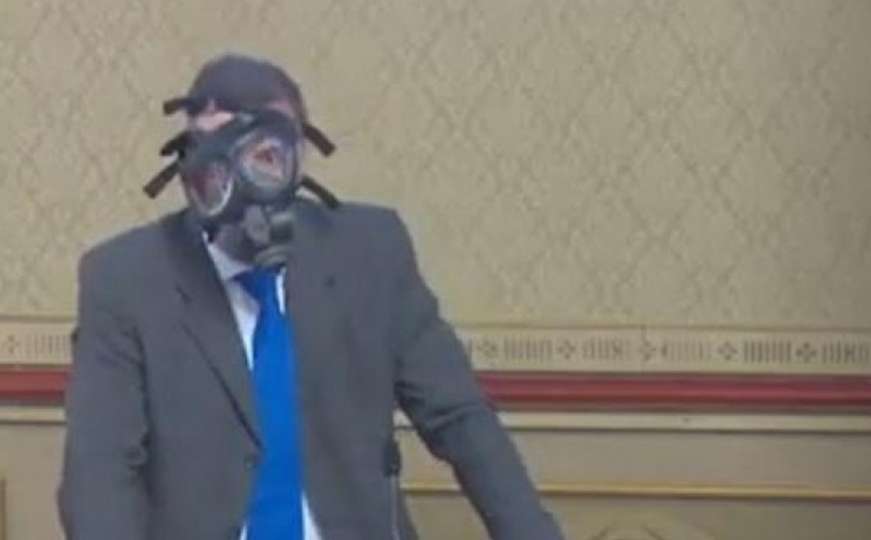 Hrvatski zastupnik na sjednicu došao sa gas maskom: Moram se zaštititi od smradova