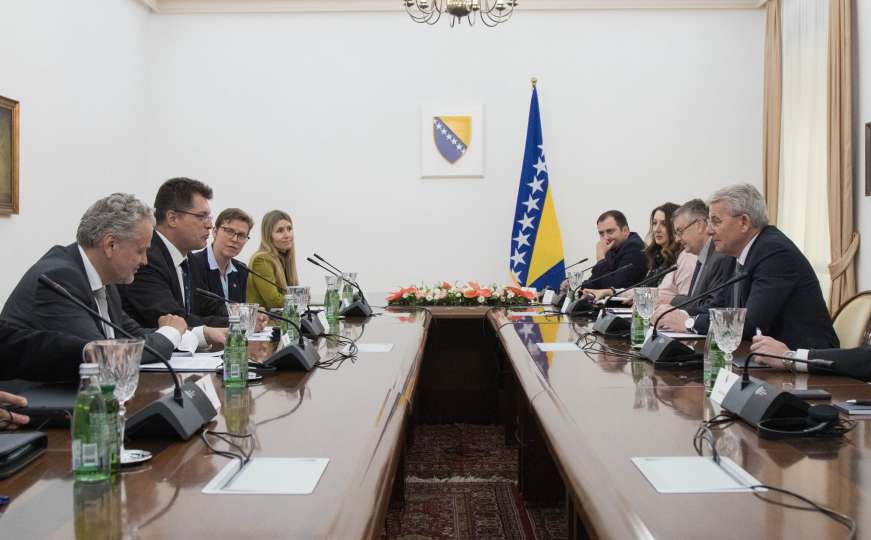  Džaferović  sa savjetnicima Dodika i Komšića razgovarao sa komesarom EU