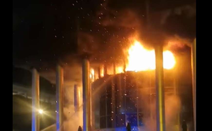 Pogledajte kako je gorjela zgrada u Banjoj Luci: Vatrena stihija "gutala" sve pred sobom
