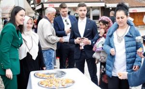 Gradonačelnica Sarajeva dijelila baklave na Baščaršiji 