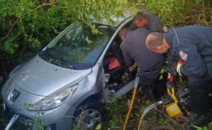 Teška nesreća u BiH: Djevojku iz auta izvlačili vatrogasci