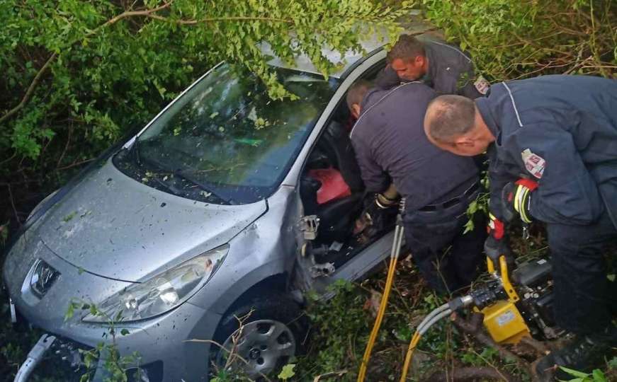 Teška nesreća u BiH: Djevojku iz auta izvlačili vatrogasci