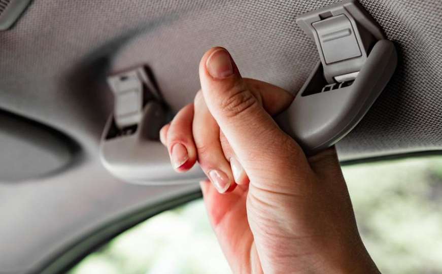 Koja je svrha ručke iznad prozora u vozilu? Video ima više od 7 miliona pregleda
