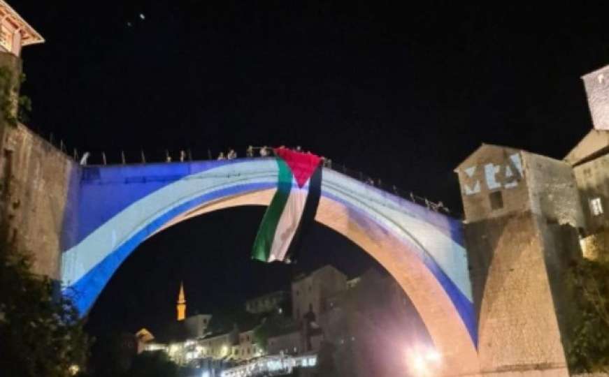 Zastava Izraela projektovana na Starom mostu pa ubrzo prekrivena palestinskom