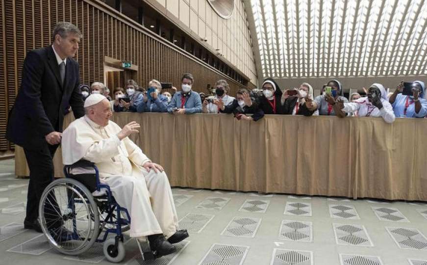 Papa prvi put u javnosti u invalidskim kolicima 