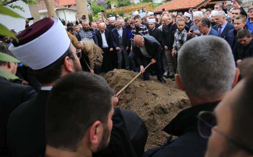 Nakon završene ekshumacije: Zukorlić ponovo sahranjen